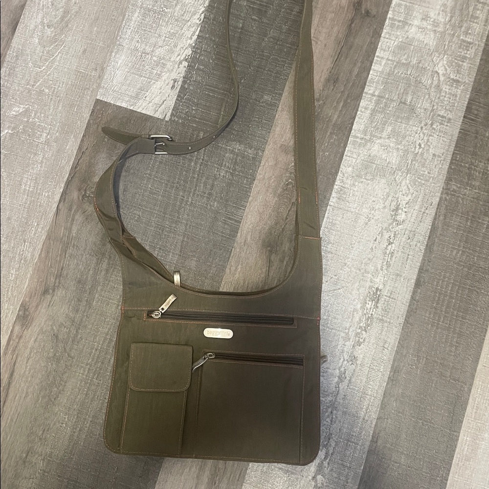 Olive Bagallini Crossbody Bag with Multiple Pockets